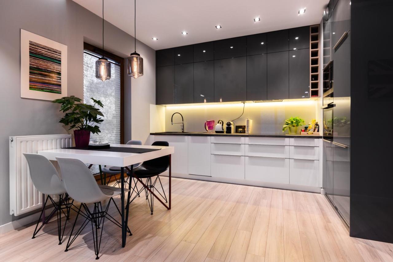 Elegant Business With Parking - By Upstairs Appartement *