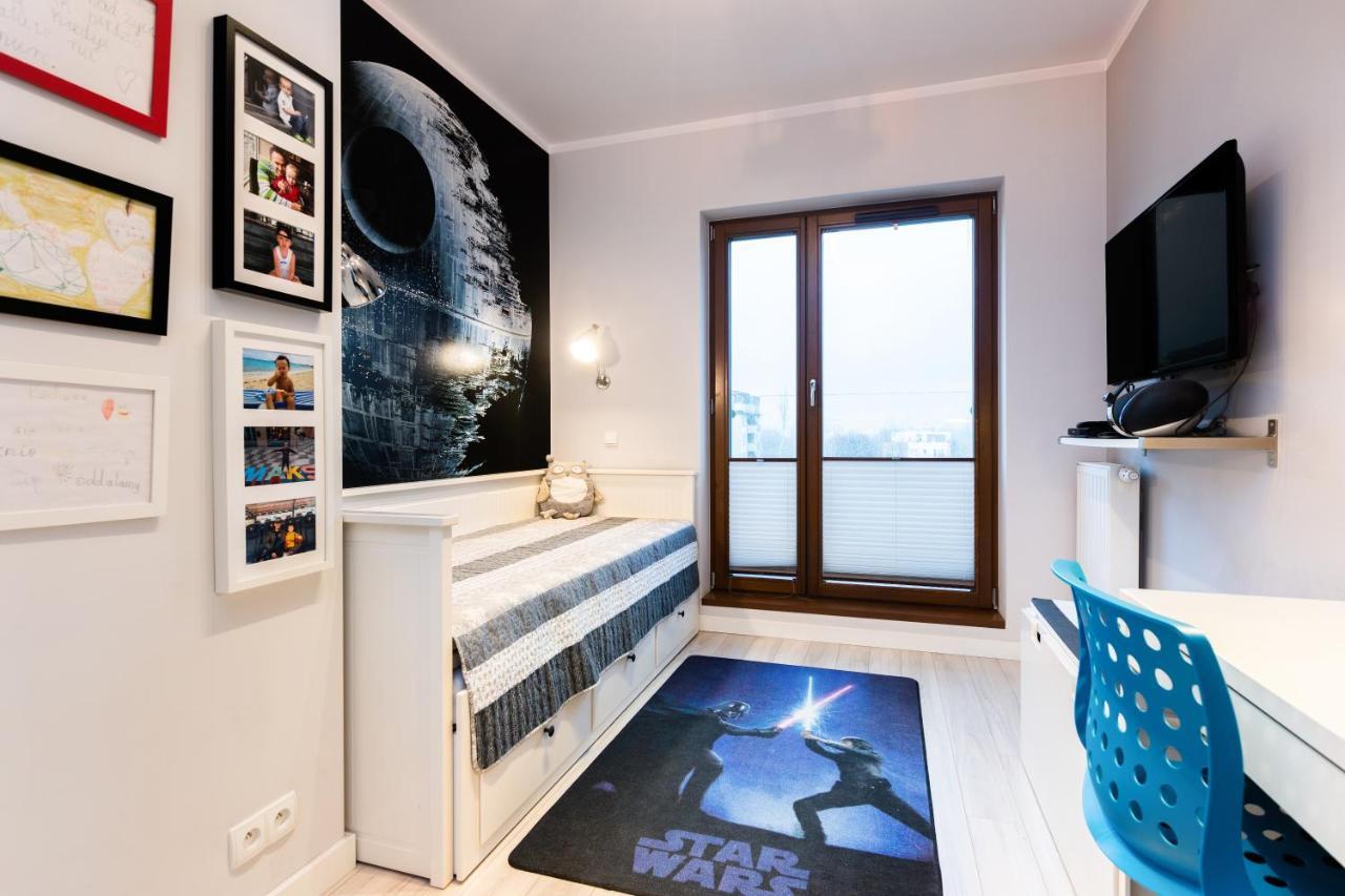 Elegant Business With Parking - By Upstairs Appartement *