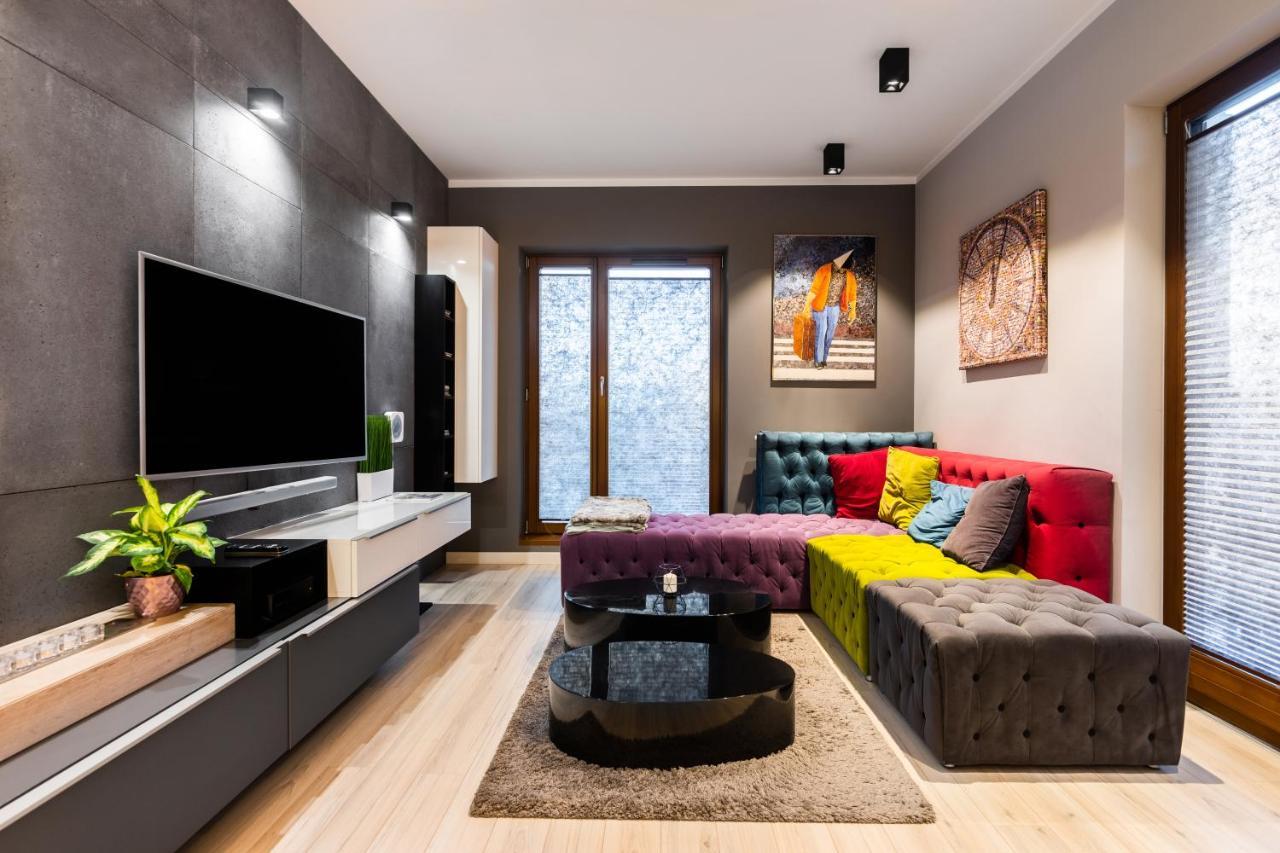 Elegant Business With Parking - By Upstairs Appartement *