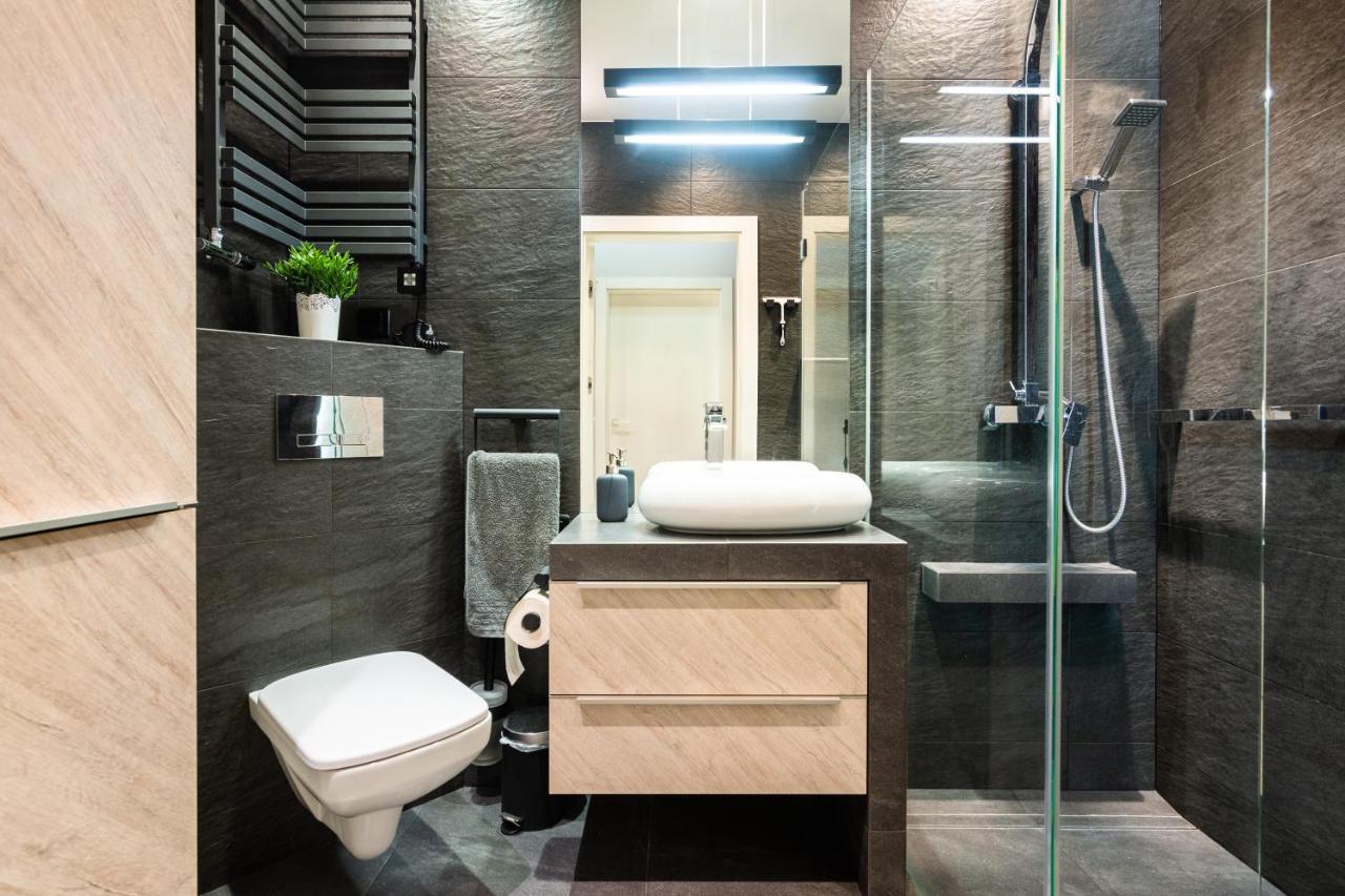 Elegant Business With Parking - By Upstairs Appartement